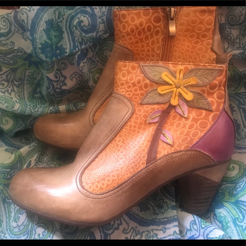 Spring Step L’Artisite tan flower ankle booties 10